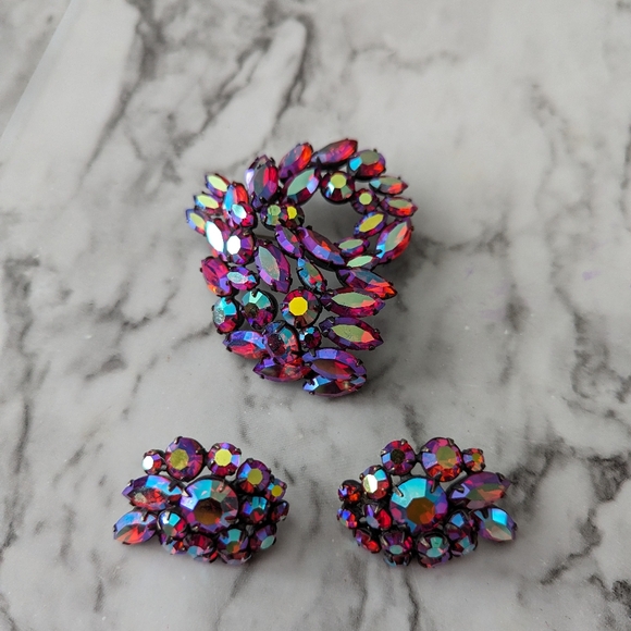 Vintage Regency Aurora Borealis Fuchsia Brooch and Earrings Set - Picture 9 of 11